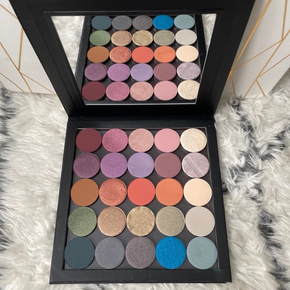 Younique 25 Eyeshadow Palette